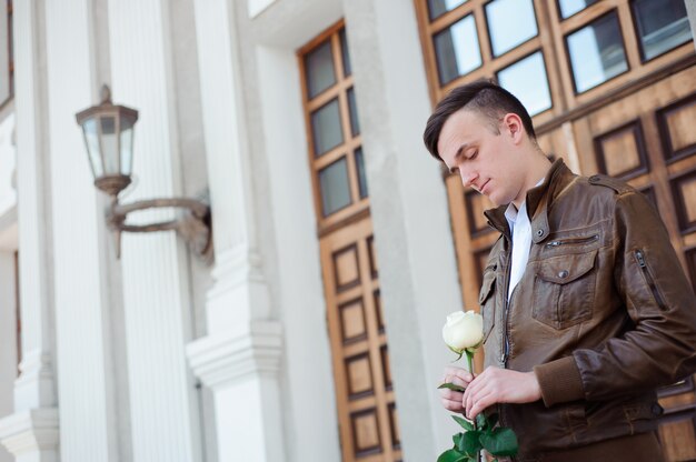 Portret van een jonge man in liefde die op zijn vriendin wacht