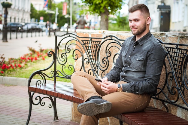 Portret van een jonge man in overhemd en broek