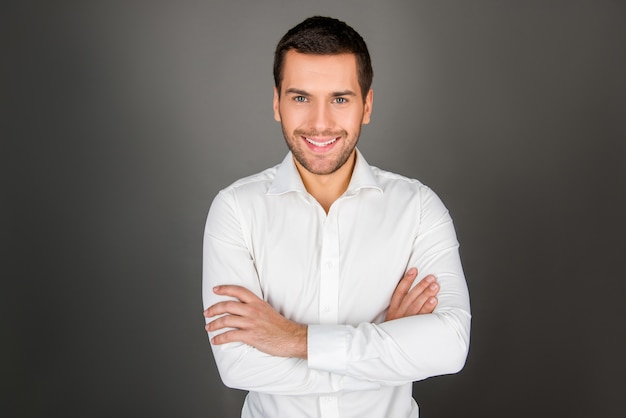 Portret van een jonge man in overhemd