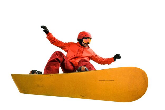 Portret van een jonge man in sportkleding met snowboard geïsoleerd op een witte studio-achtergrond