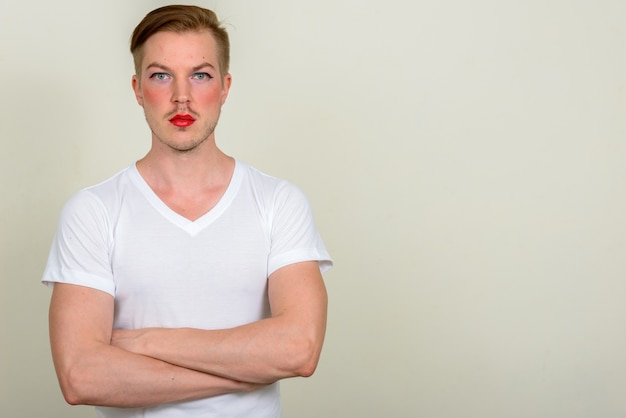 Portret van een jonge man met baard stoppels make-up dragen