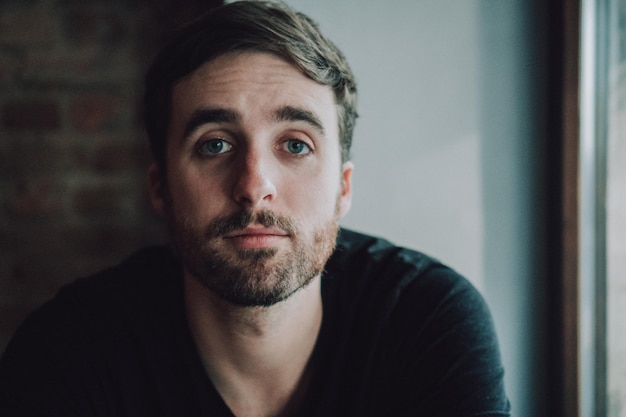 Portret van een jonge man met baard