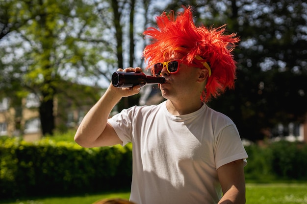 Portret van een jonge man met bier die de dag van belgië viert