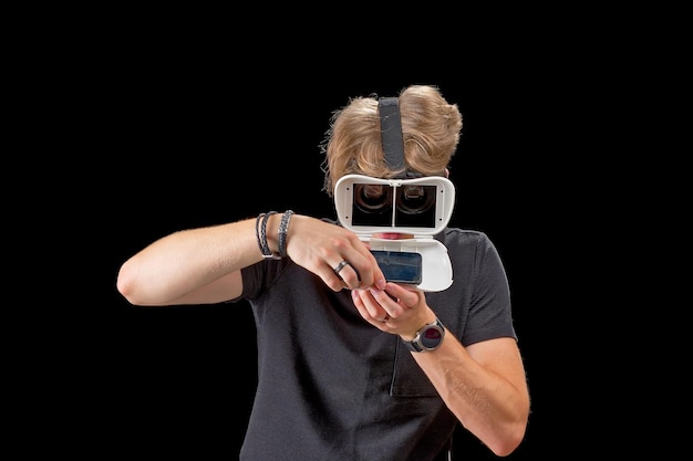 Portret van een jonge man met een 3D virtual reality-bril Jonge man met een vr-headset VR-bril