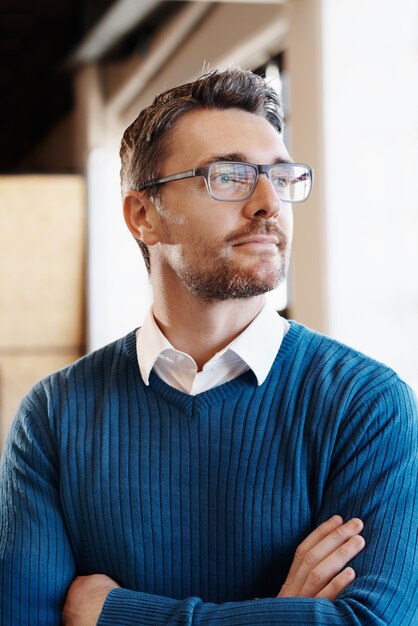 Foto portret van een jonge man met een bril