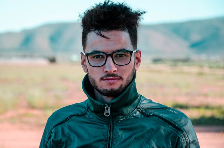 Foto portret van een jonge man met een bril
