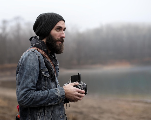 Portret van een jonge man met een camera