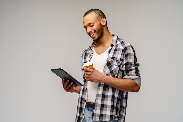 Portret van een jonge man met een casual shirt