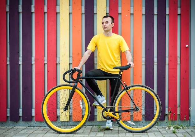 Portret van een jonge man met een fiets