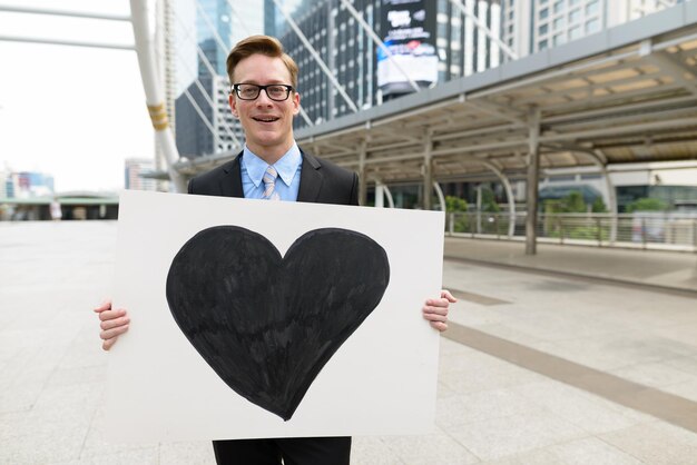 Foto portret van een jonge man met een hart