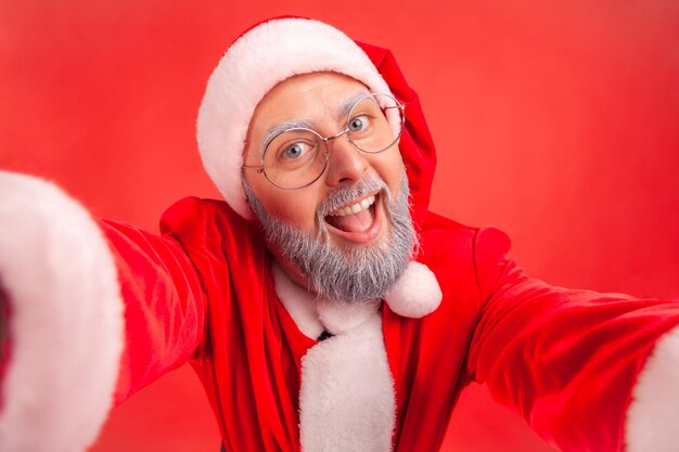 Foto portret van een jonge man met een hoed