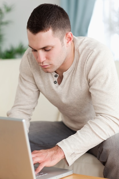 Portret van een jonge man met een laptop