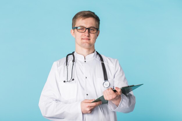 Portret van een jonge man met een masker op een blauwe achtergrond