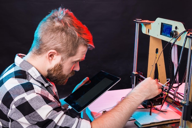 Foto portret van een jonge man met een mobiele telefoon