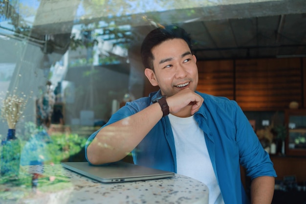 Portret van een jonge man met een mobiele telefoon