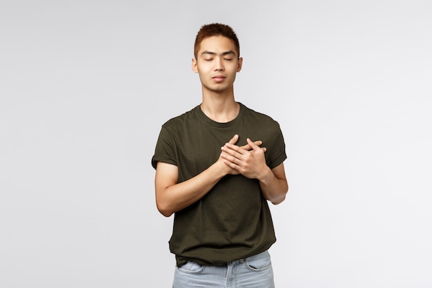 Portret van een jonge man met een t-shirt