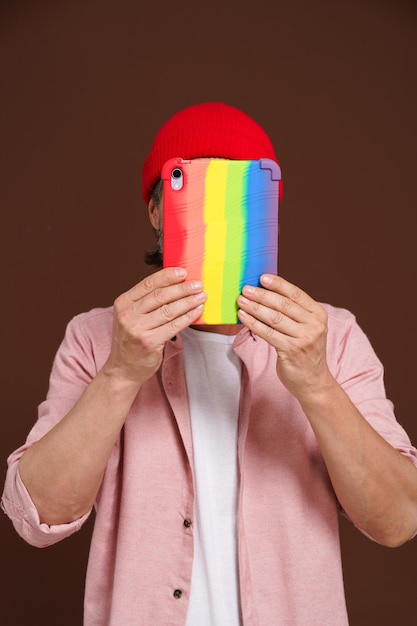 Foto portret van een jonge man met gekruiste armen op een zwarte achtergrond