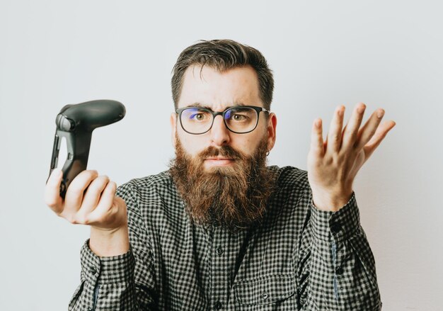 Foto portret van een jonge man met handen op een witte achtergrond