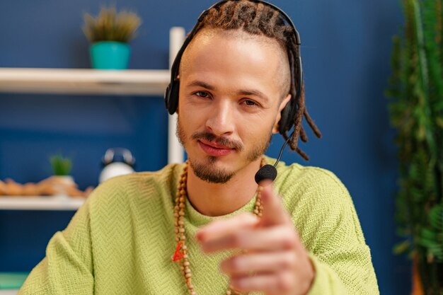 Portret van een jonge man met hoofdtelefoon, klantenservice werknemer