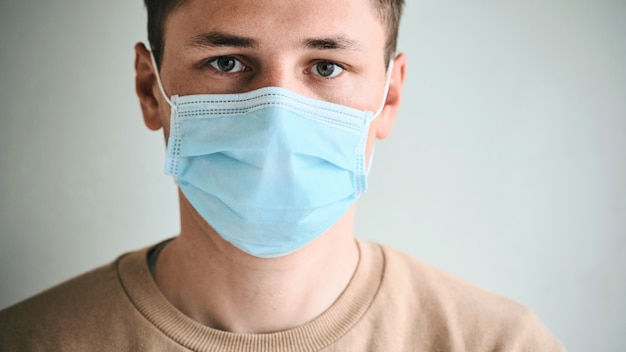 Portret van een jonge man met medische masker