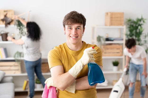 Portret van een jonge man met schoonmaakproducten