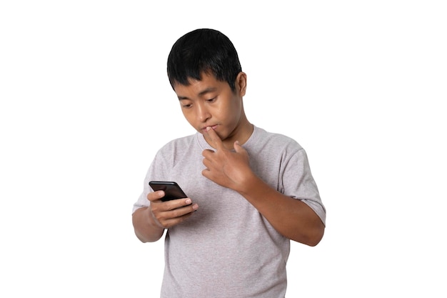 Portret van een jonge man met smartphone Menselijke emotie gezicht expressie concept Studio shot geïsoleerd op een witte achtergrond kopie ruimte