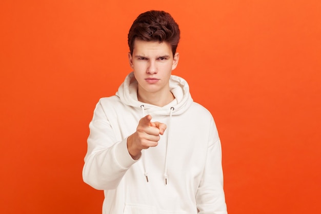 Portret van een jonge man op een oranje achtergrond