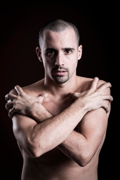 Portret van een jonge man op een zwarte achtergrond