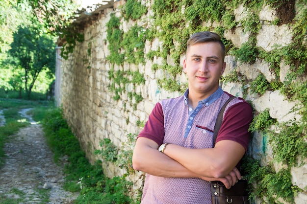 Portret van een jonge man op stenen muur achtergrond