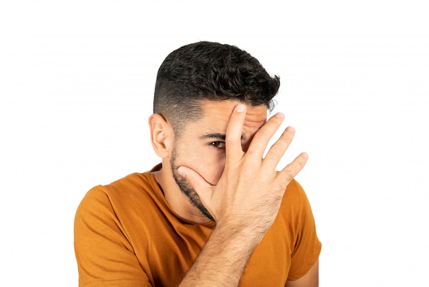 Portret van een jonge man op zoek bang.