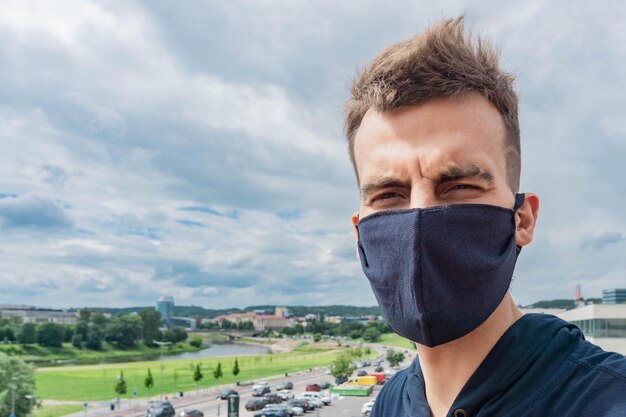 Foto portret van een jonge man tegen de lucht