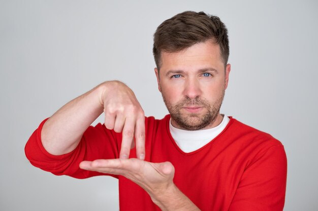 Foto portret van een jonge man tegen een witte achtergrond