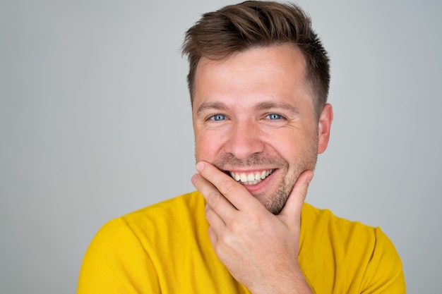 Portret van een jonge man tegen een witte achtergrond