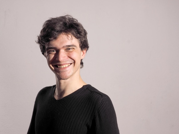 Portret van een jonge man tegen een witte achtergrond