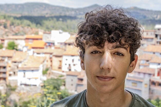 Foto portret van een jonge man tegen gebouwen in de stad