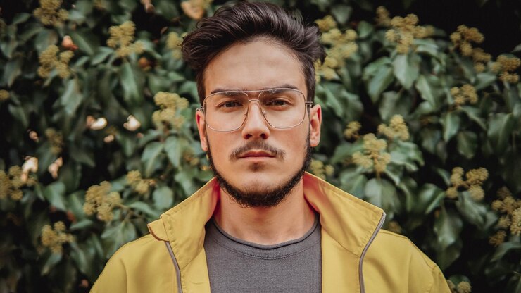 Foto portret van een jonge man tegen planten