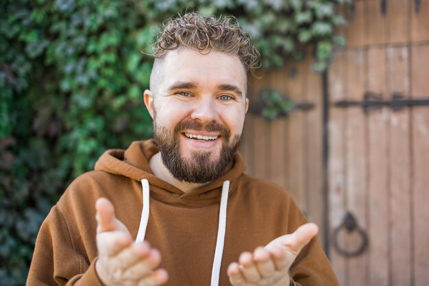 Foto portret van een jonge man