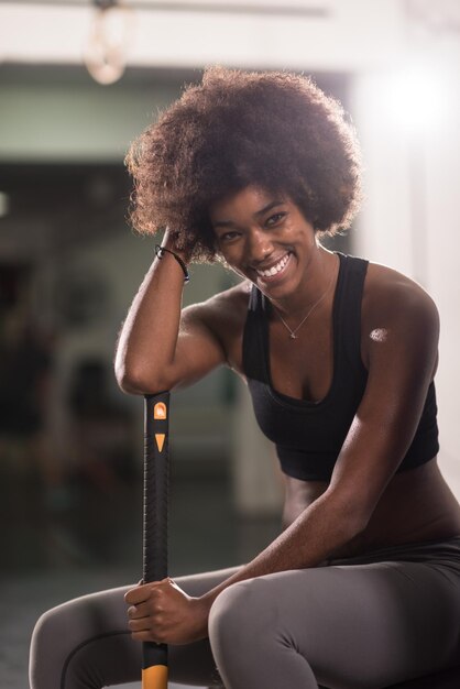 portret van een jonge mooie Afro-Amerikaanse vrouw na training met een voorhamer en tractorband