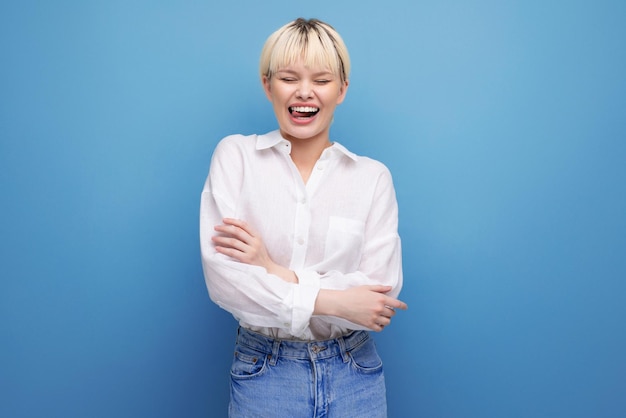 Portret van een jonge mooie blonde secretaresse vrouw gekleed in een wit overhemd bedrijfsconcept