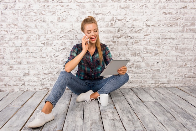 Portret van een jonge mooie blonde vrouw