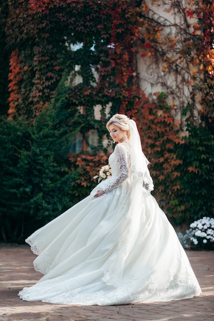 Portret van een jonge mooie bruid met een boeket