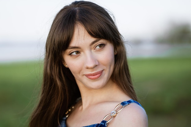 Portret van een jonge mooie brunette vrouw op een wazige achtergrond genomen close-up