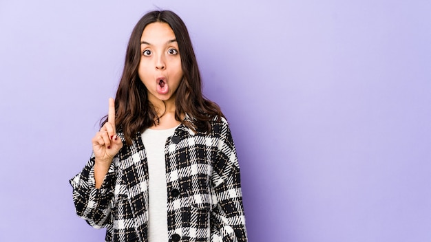 Portret van een jonge mooie vrouw die benadrukt