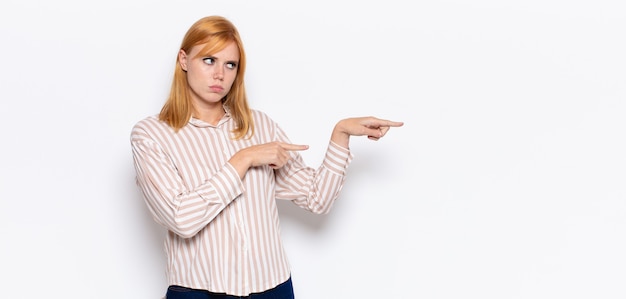 Foto portret van een jonge mooie vrouw die iets toont