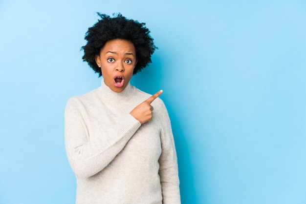 Portret van een jonge mooie vrouw die naar rechts wijst