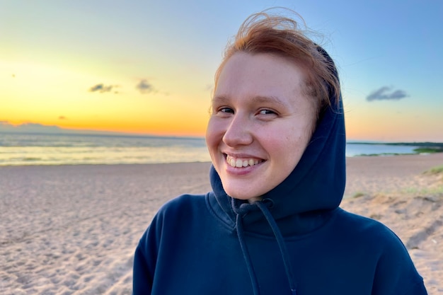 Portret van een jonge mooie vrouw een tienermeisje ontspant zich op een natuurlijk strand achtergrond glimlach