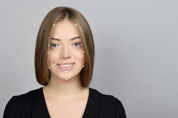 Portret van een jonge mooie vrouw en gezichtsherkenningssysteem