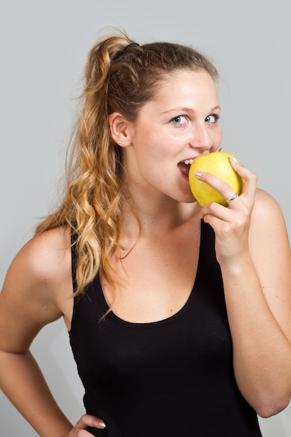 Portret van een jonge mooie vrouw met appel