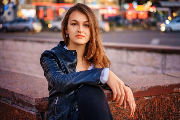 Portret van een jonge mooie vrouw op straat.