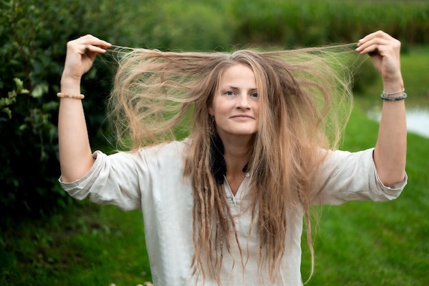 Foto portret van een jonge natuurlijke vrouw op een groene achtergrond